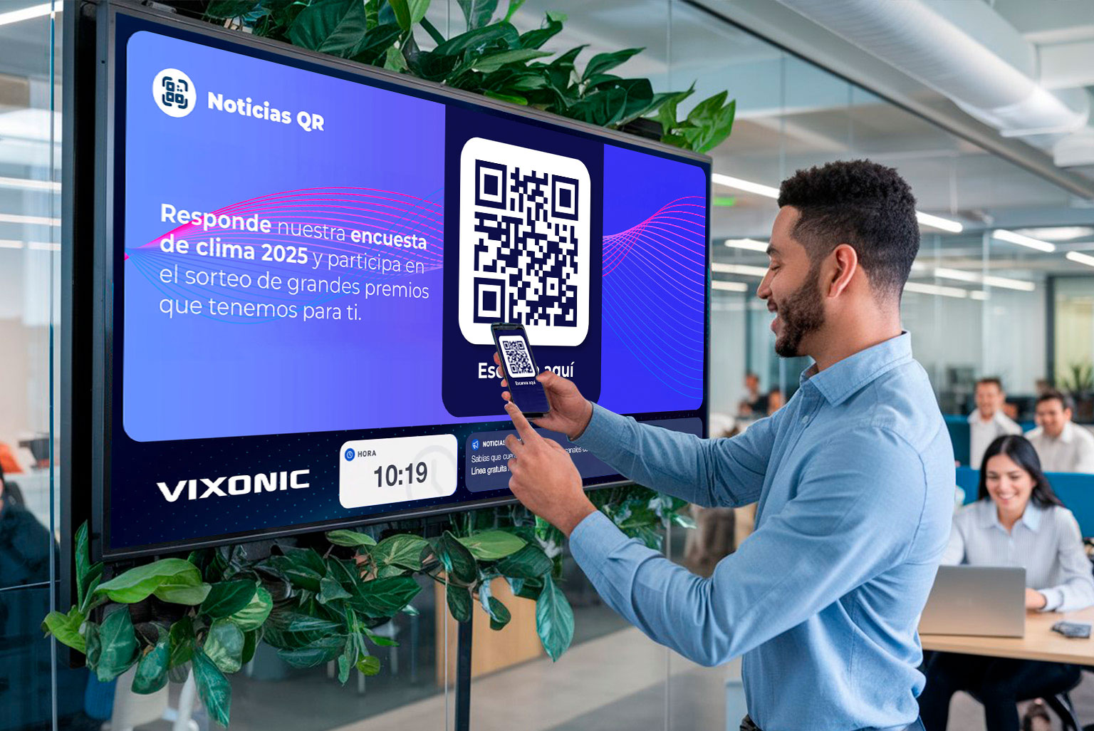 hombre escaneando qr desde pantalla